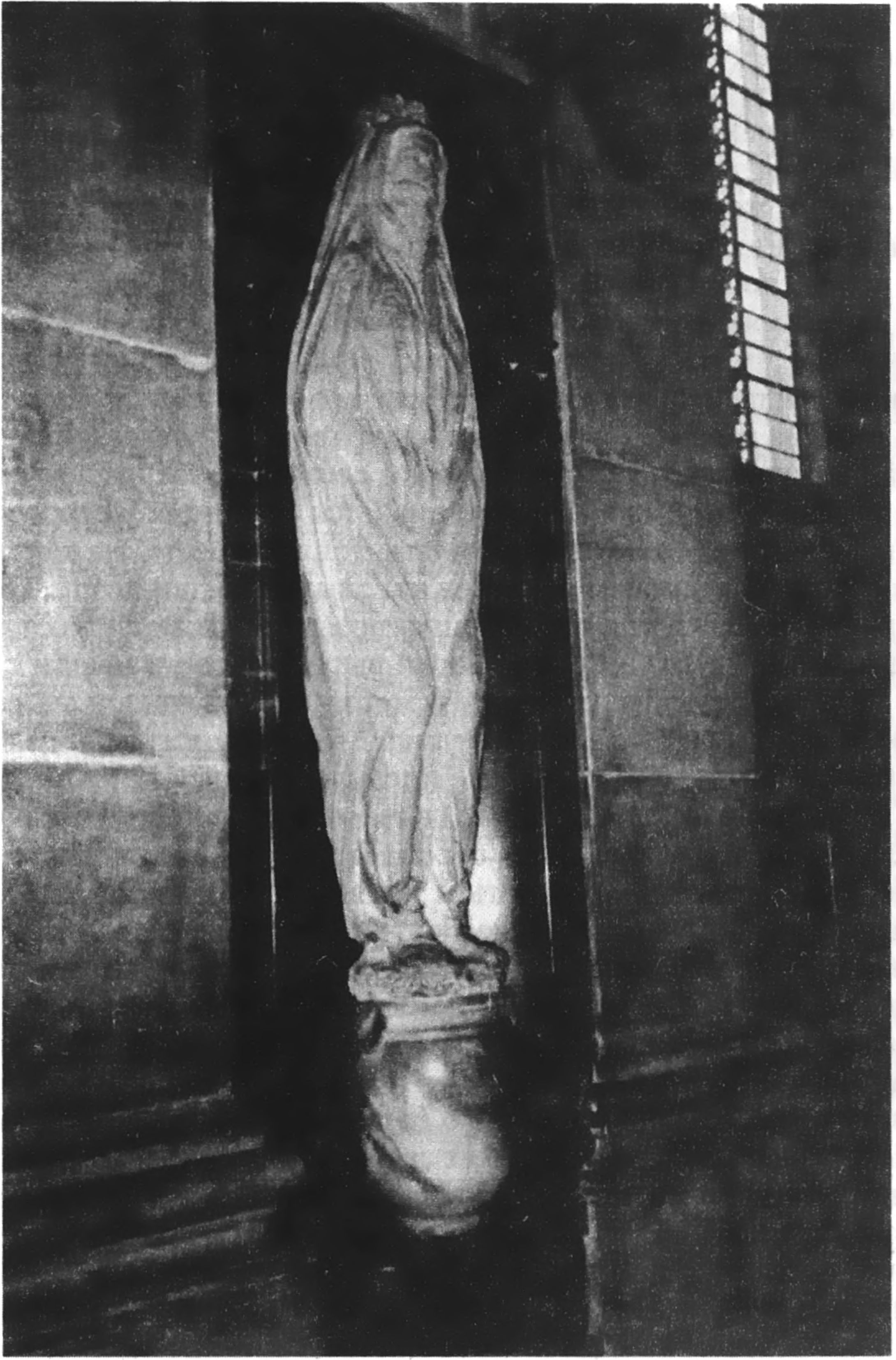 Памятник Джону Донну — единственная статуя в соборе Св. Павла, уцелевшая во время Великого пожара в 1666 г.