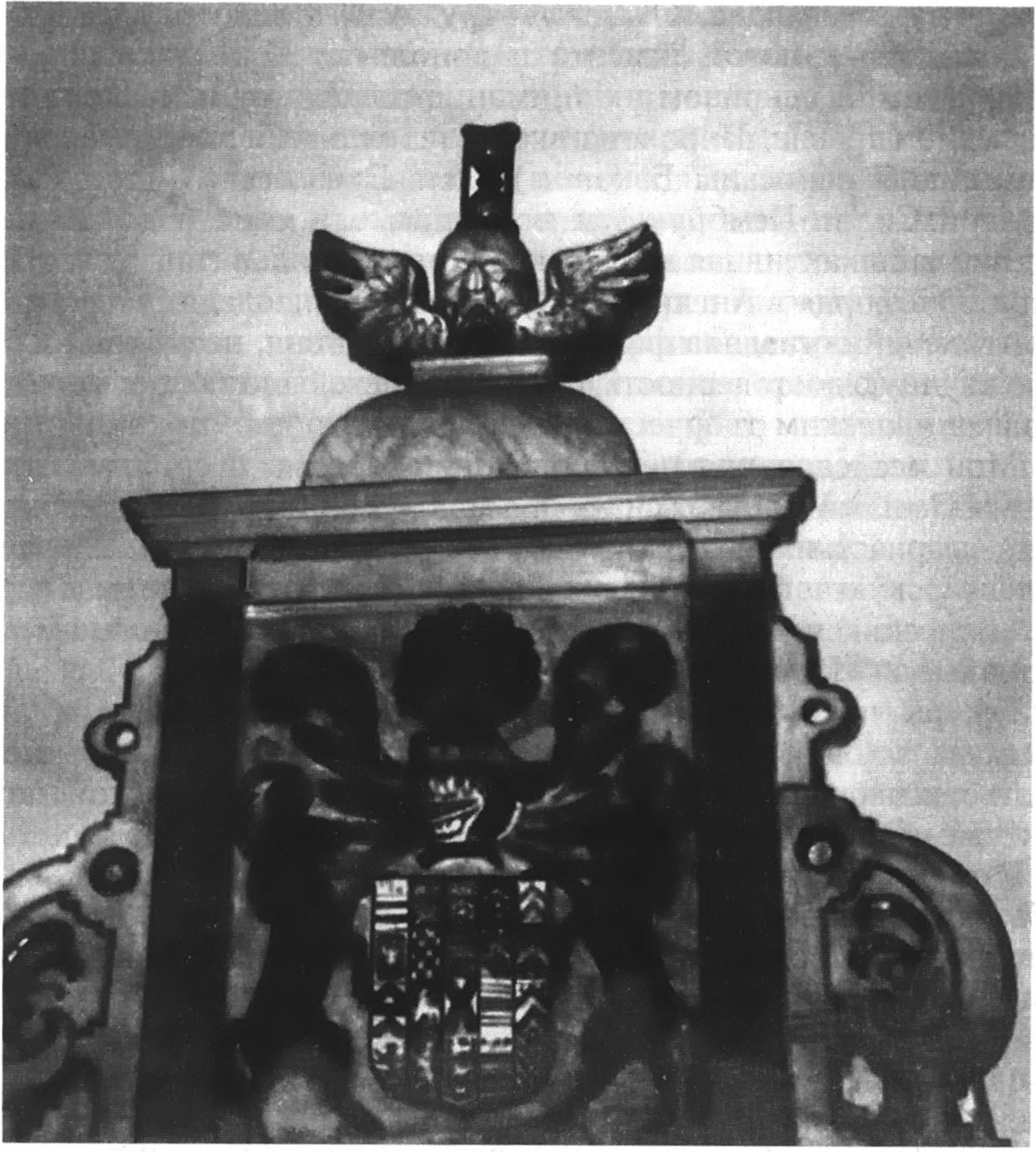 Памятник Рэтлендам венчает изображение раскинутых для полета крыльев — символ духа, преодолевающего Небытие, символ Феникса, восстающего из пепла