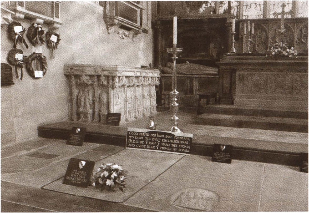 Плита над могилой Шекспира в церкви Святой Троицы. Слева от него похоронена Энн Шекспир
